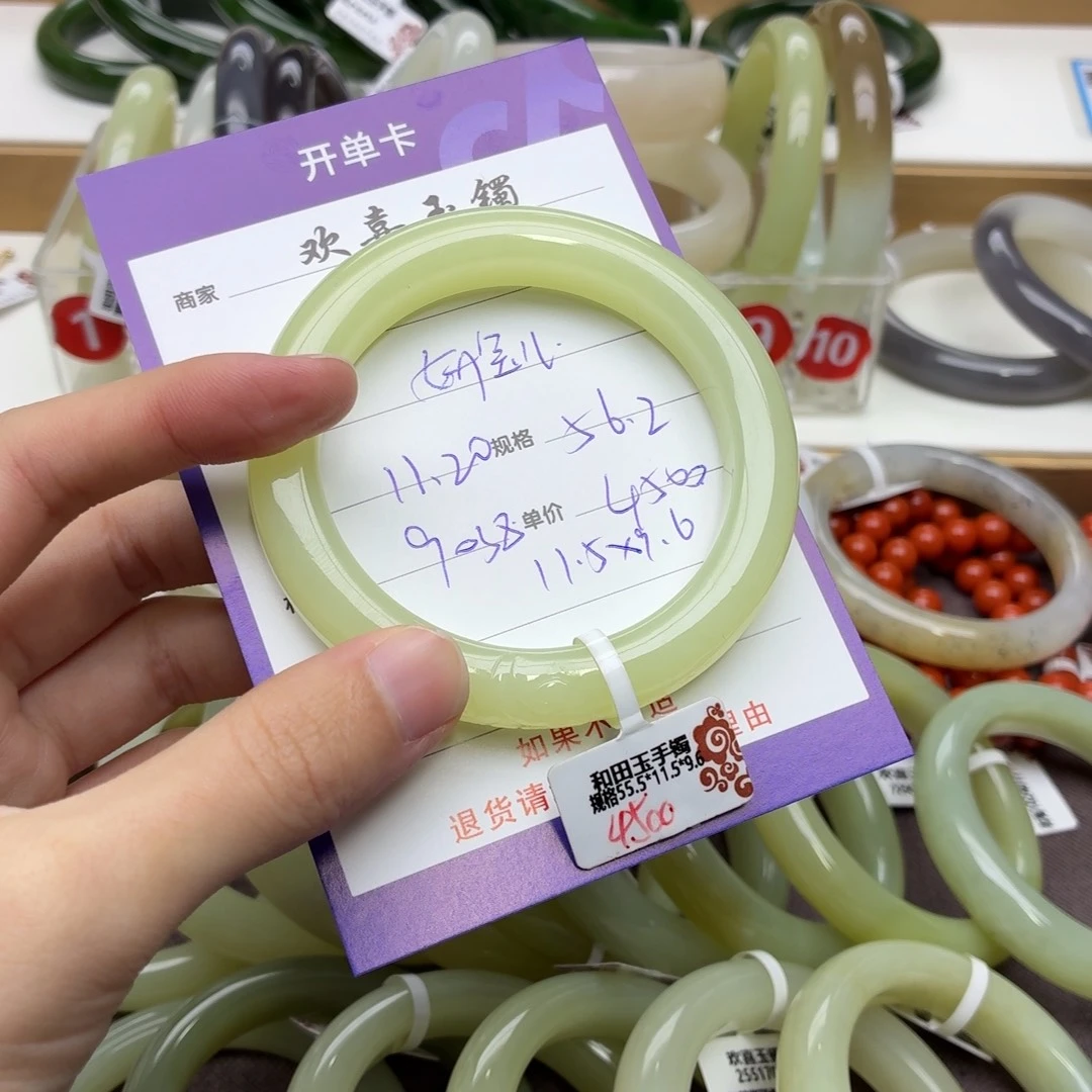 妍***儿和田玉未镶嵌手镯