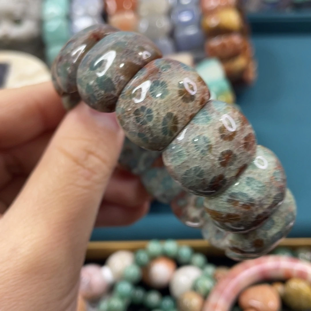 未镶嵌手镯硅化玉