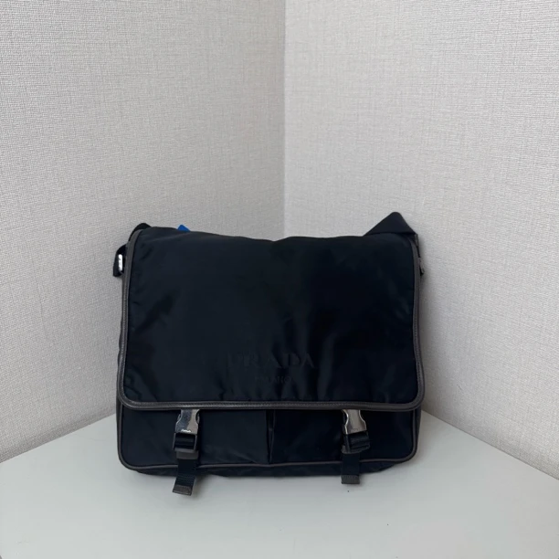 95新 Prada/普拉达 97新双扣中号尼龙邮差