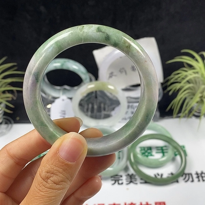 翡翠未镶嵌手镯50号。 52.9圈