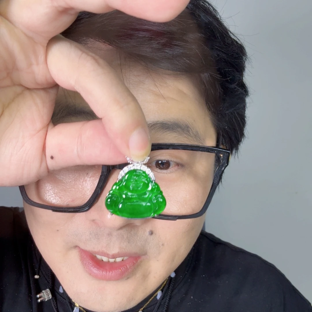 翡翠未镶嵌颈饰一件