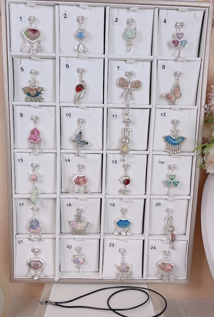 小号单拍，非遗刺绣孤品➕送50cm黑绳链➕密封盒，no退no换，默认微瑕