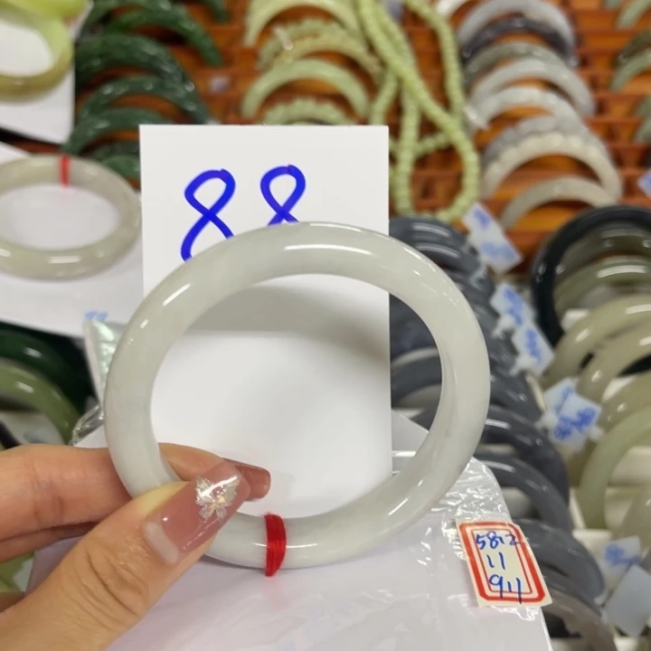 子***依和田玉未镶嵌手镯