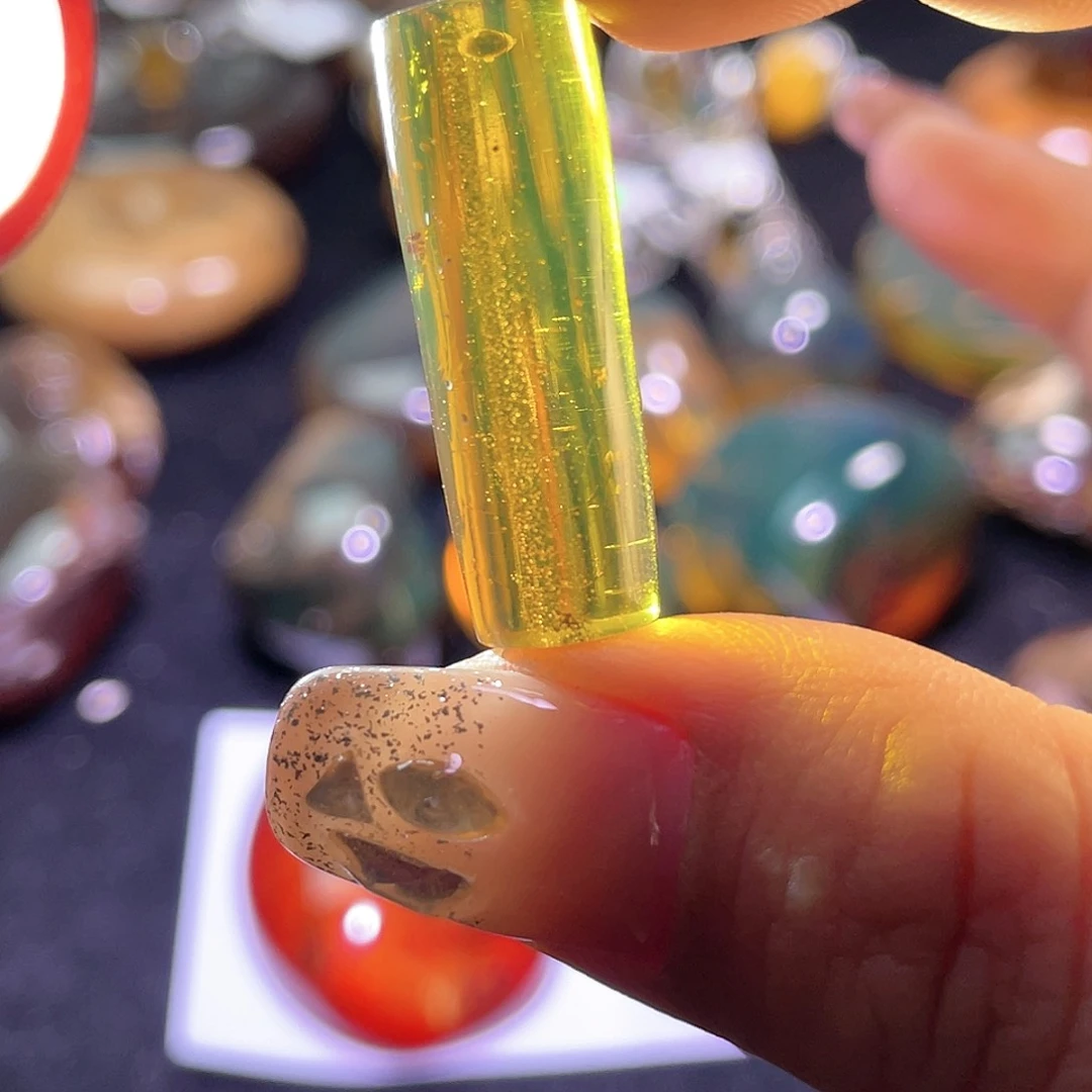 琥珀裸石未镶嵌。