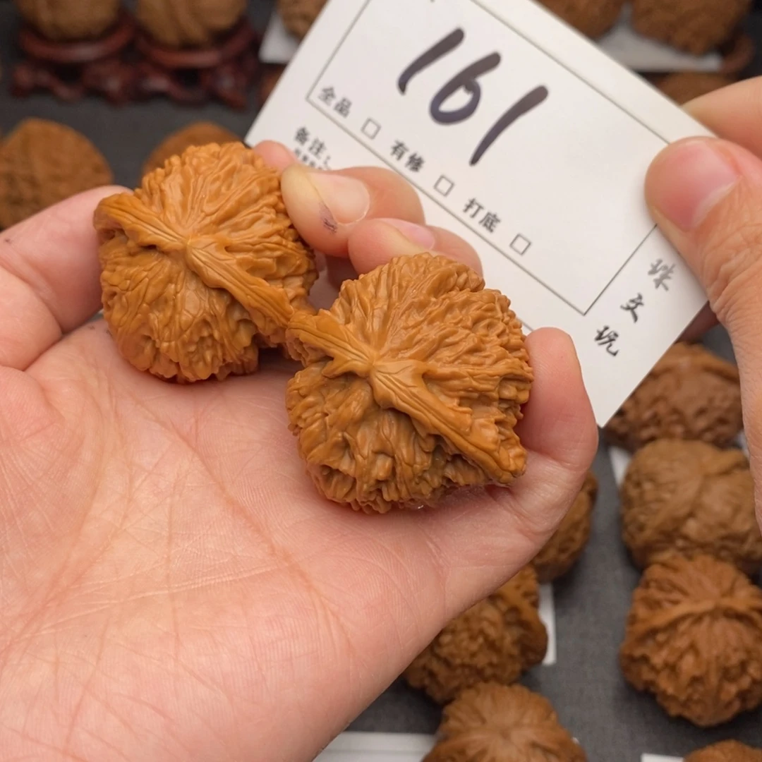 文玩核桃吊坠40白狮子