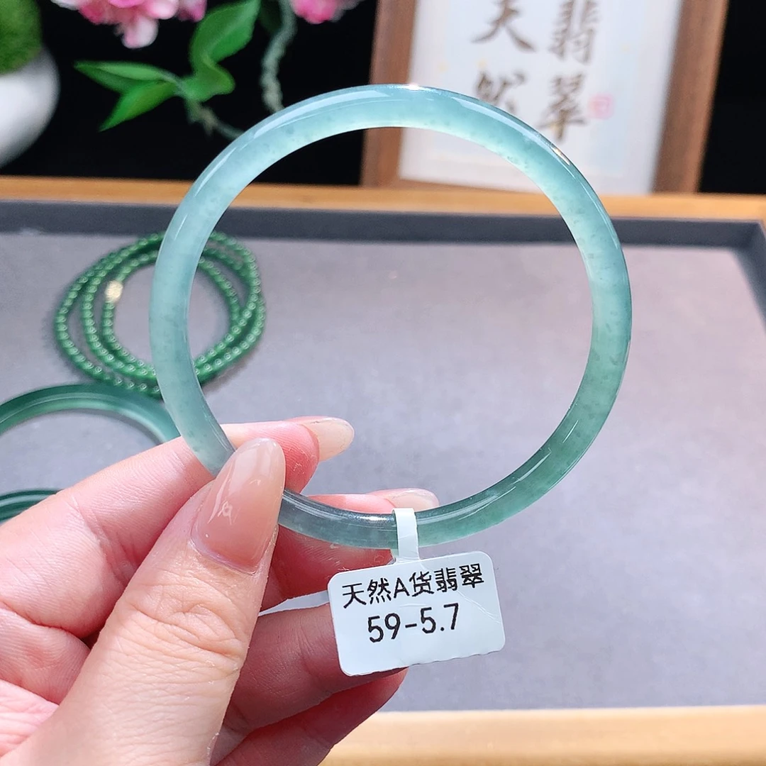 未镶嵌手镯（圆镯）翡翠