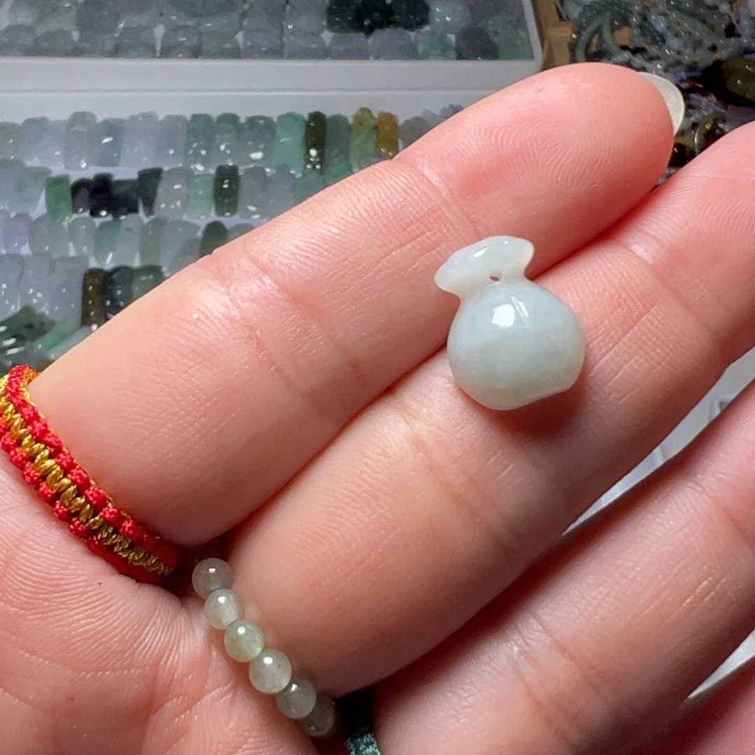 翡翠未镶嵌颈饰钱袋子一个9.99