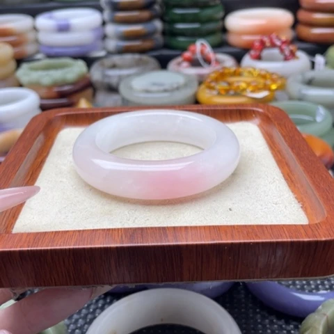 果***宝未镶嵌手镯石英岩玉