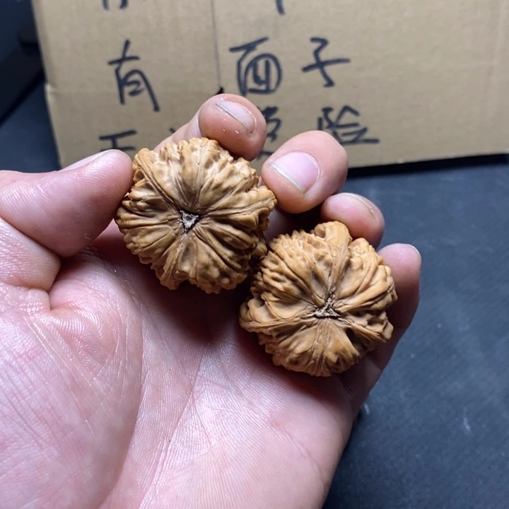 L***c桃核把件文玩核桃