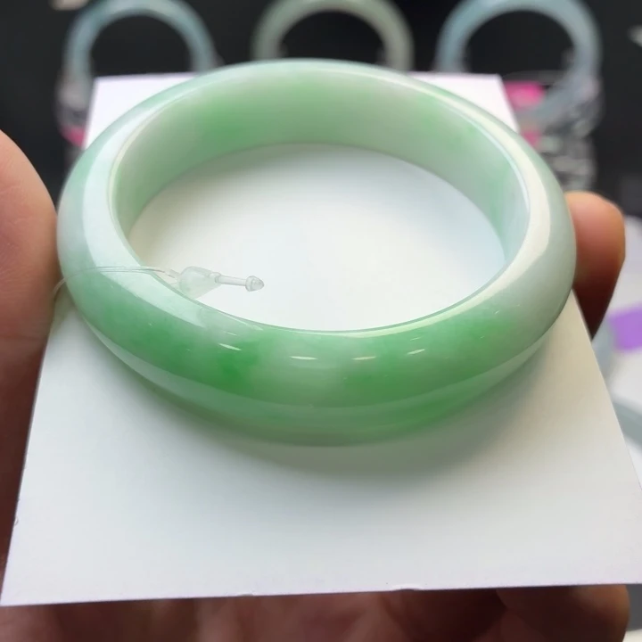 翡翠手镯未镶嵌翡翠手镯