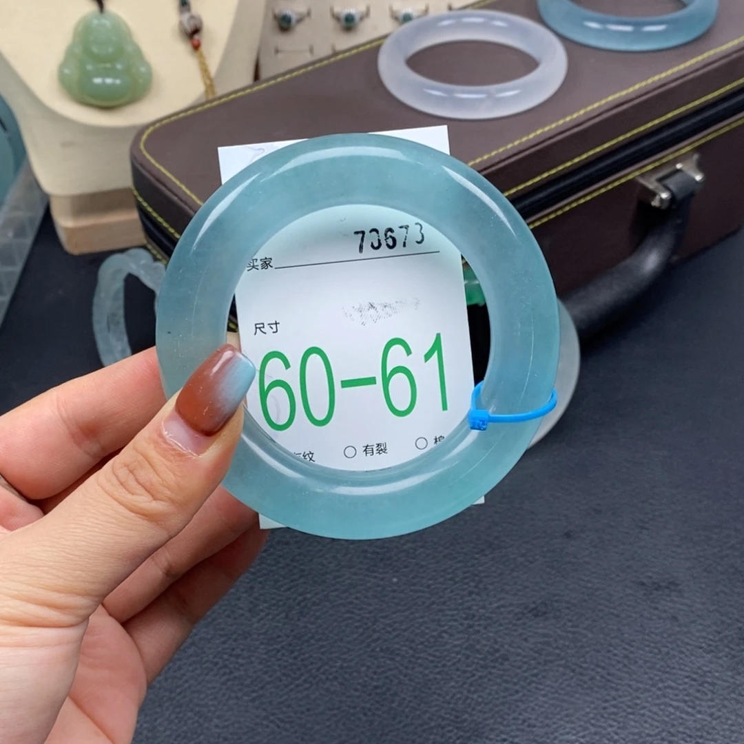 剧***终石英质玉未镶嵌手镯