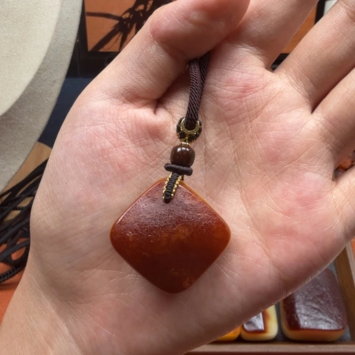 蜜蜡未镶嵌吊坠(赠链)