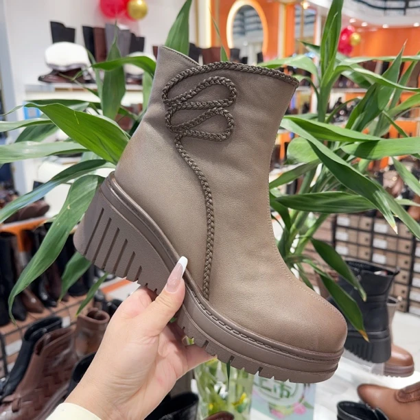 冬季爆款洋气真皮软底鞋加厚保暖加绒靴子百搭厚底瘦瘦靴