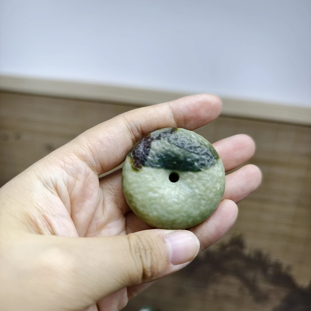 纯天然岫玉手工雕刻复古锤纹三色花玉平安扣