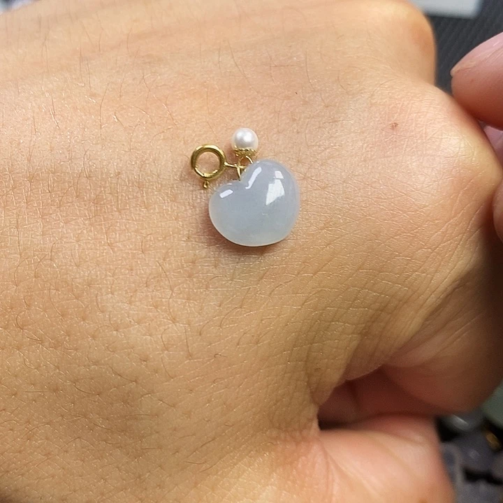 星***颈饰18K金镶嵌翡翠爱心