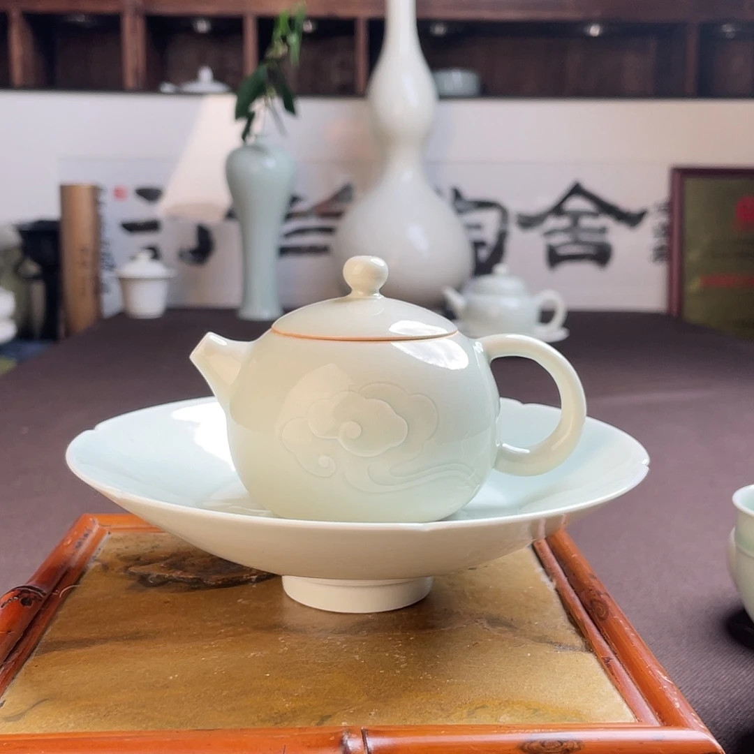 青釉刻花云纹袖珍西施壶