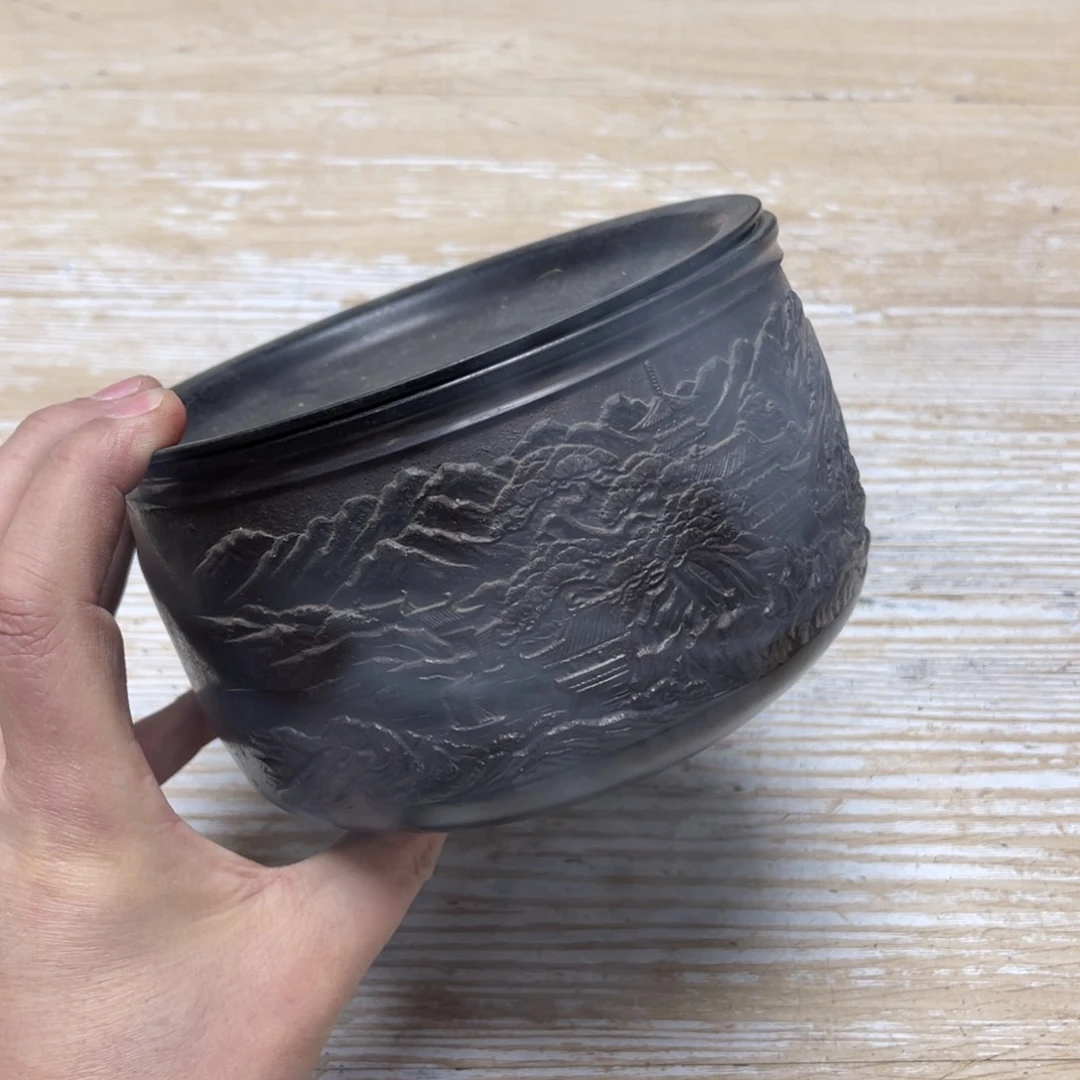 瓷片密密麻麻地排列着一个