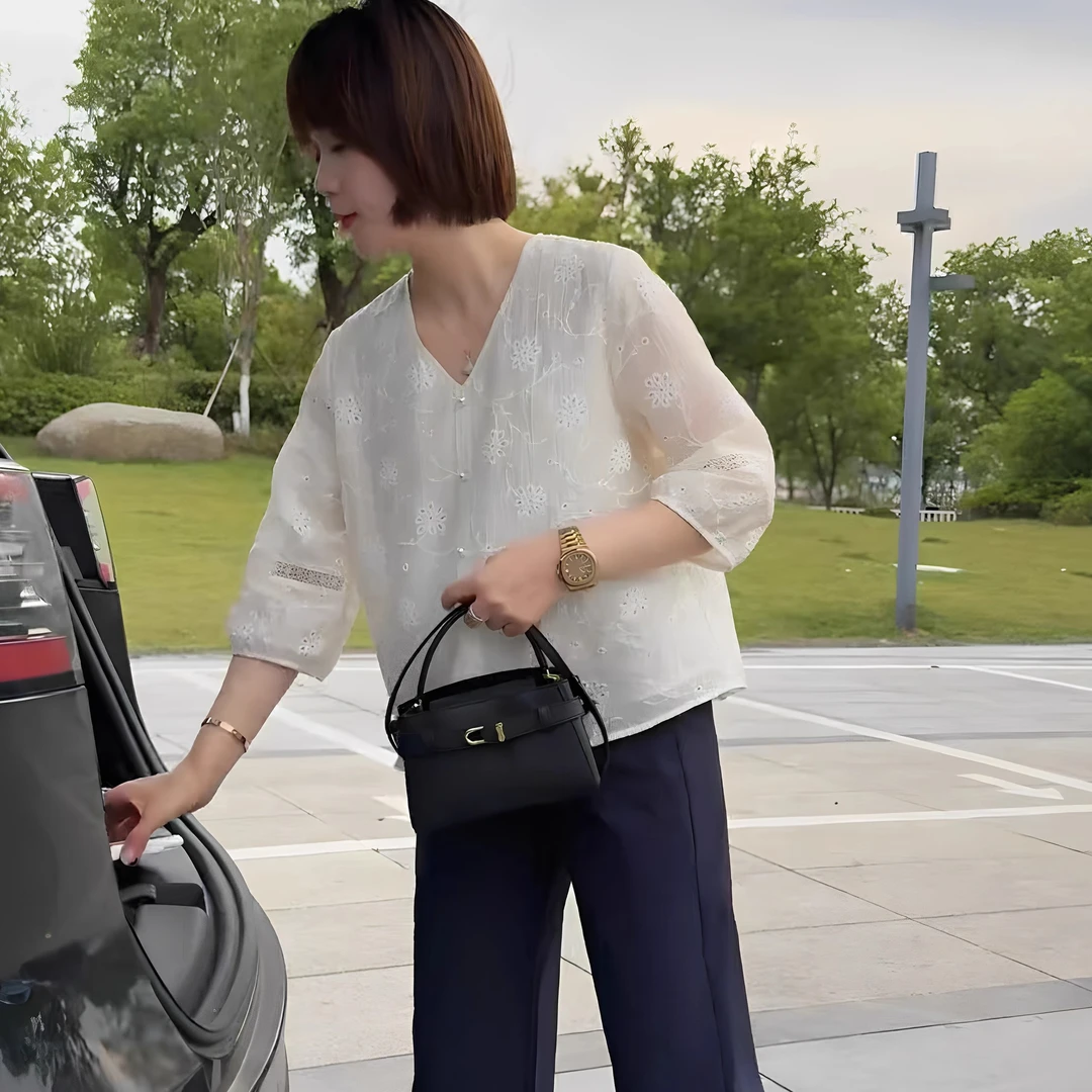 法式V领刺绣衬衫女夏季新款休闲宽松薄款七分袖减龄小衫上衣