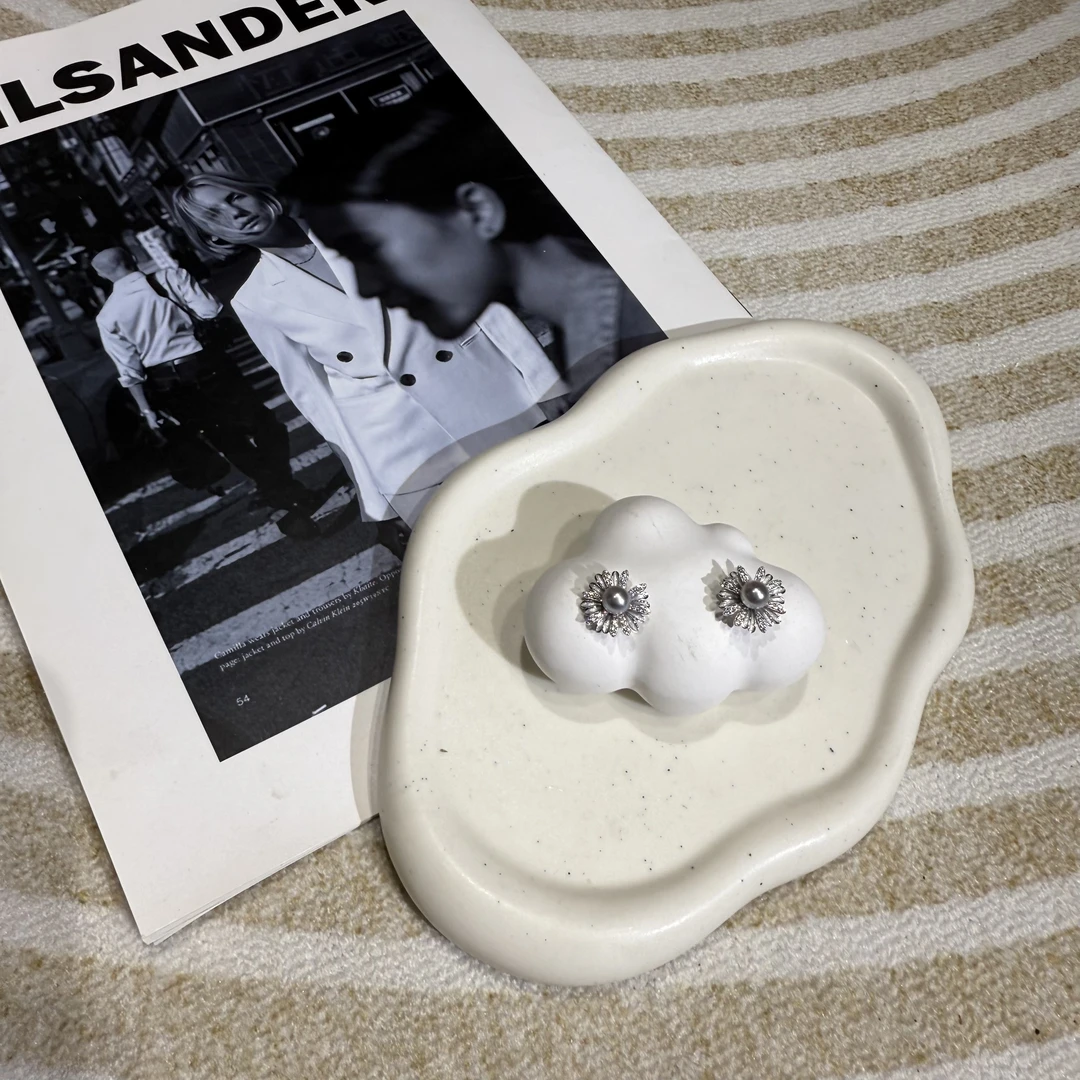 【B123】银色小雏菊海水珍珠真多麻色5-6耳钉