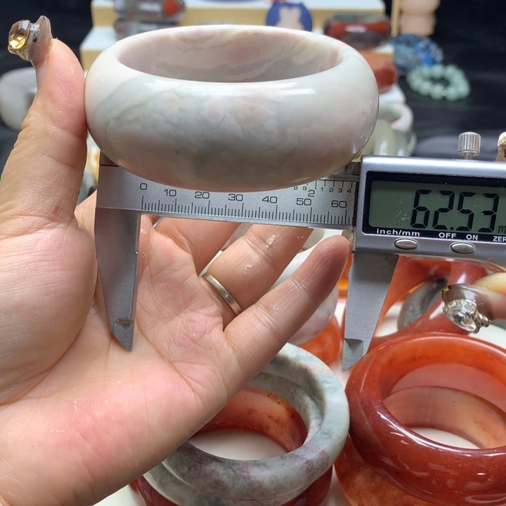 未镶嵌手镯石英质玉