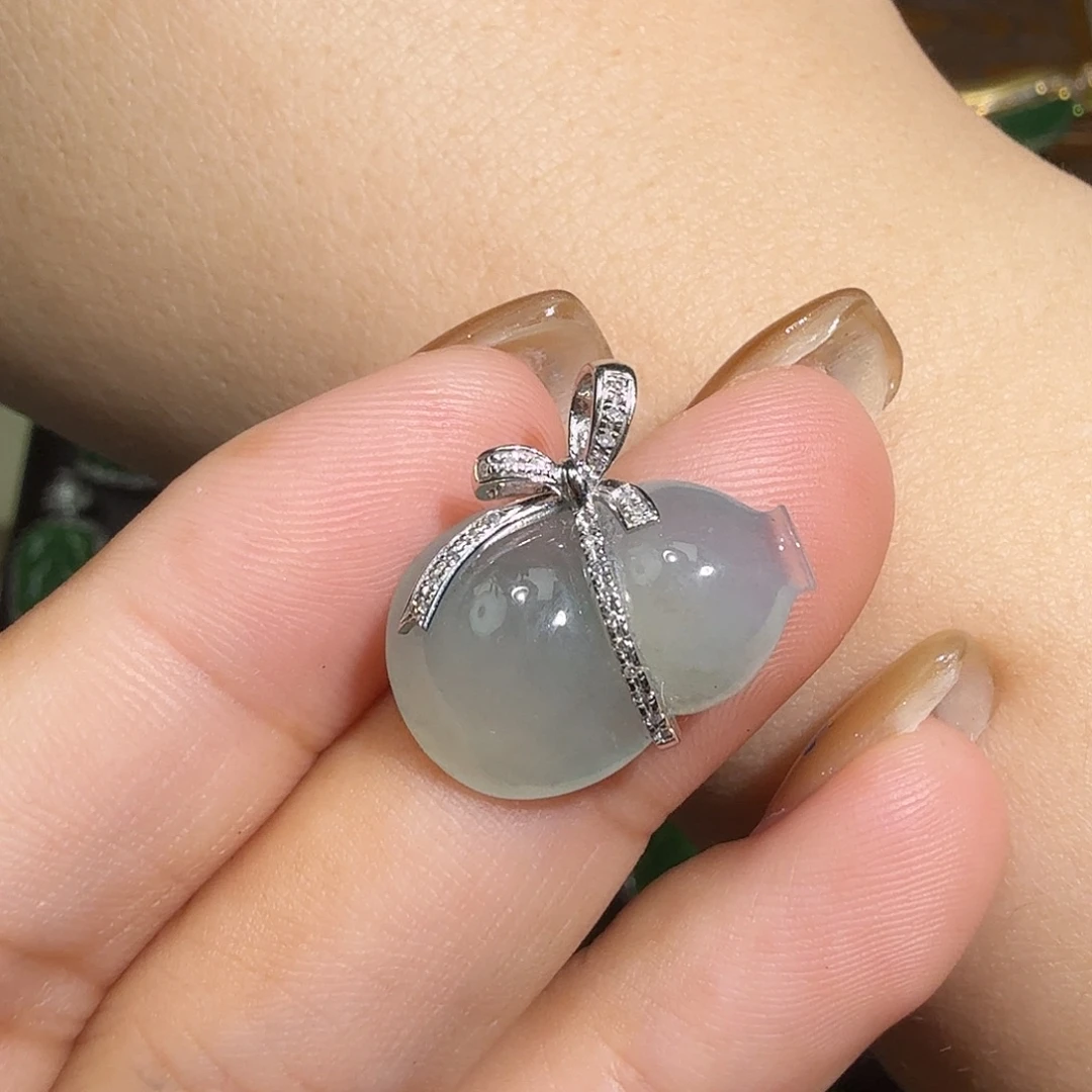 颈饰18K金镶嵌翡翠