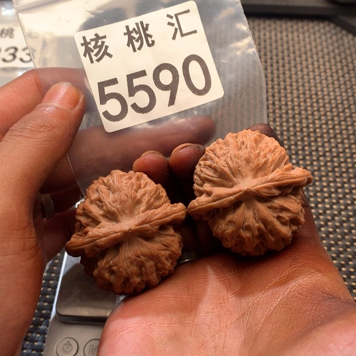 文玩核桃吊坠金麒麟
