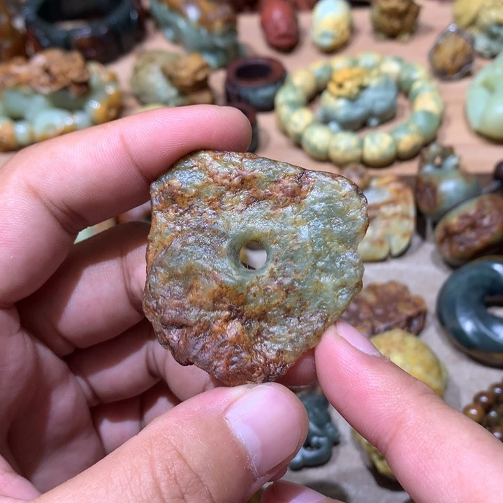 未镶嵌岫岩河磨玉（透闪石质玉）挂件