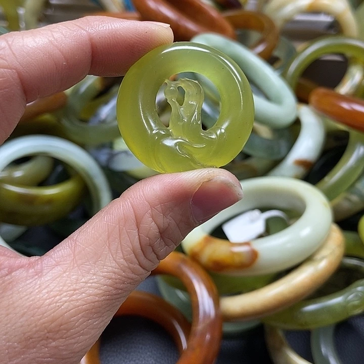 蛇纹石玉手镯未镶嵌