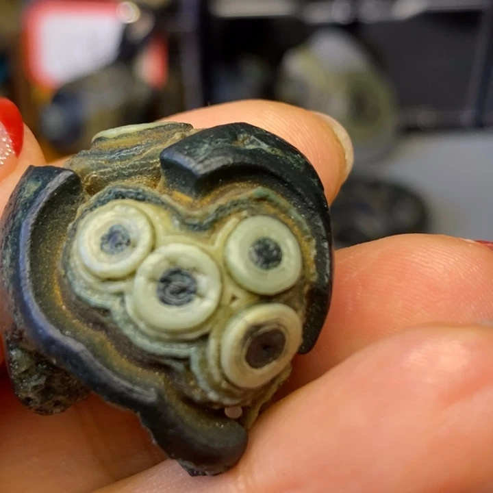 石材外蒙眼睛石把件