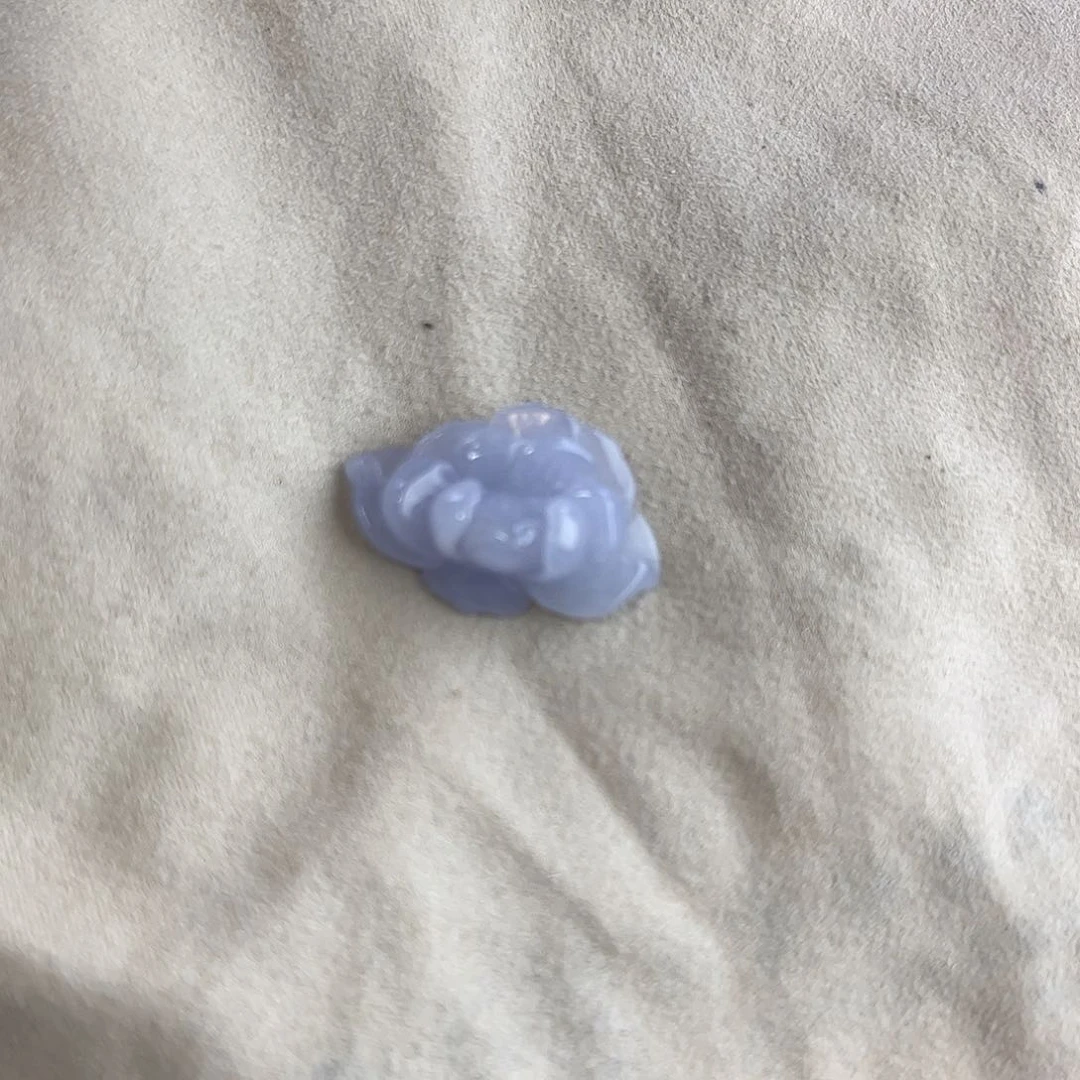 翡翠未镶嵌颈饰莲花