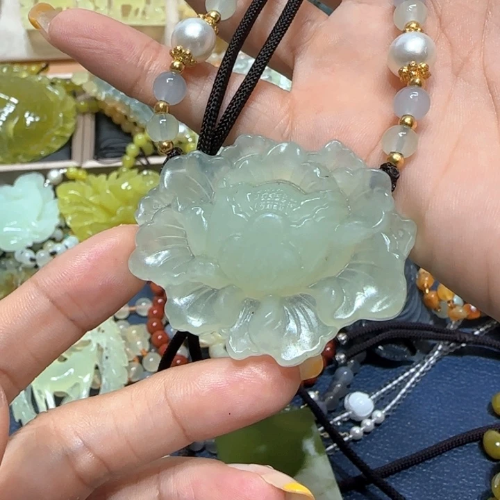 未镶嵌蛇纹石玉吊坠