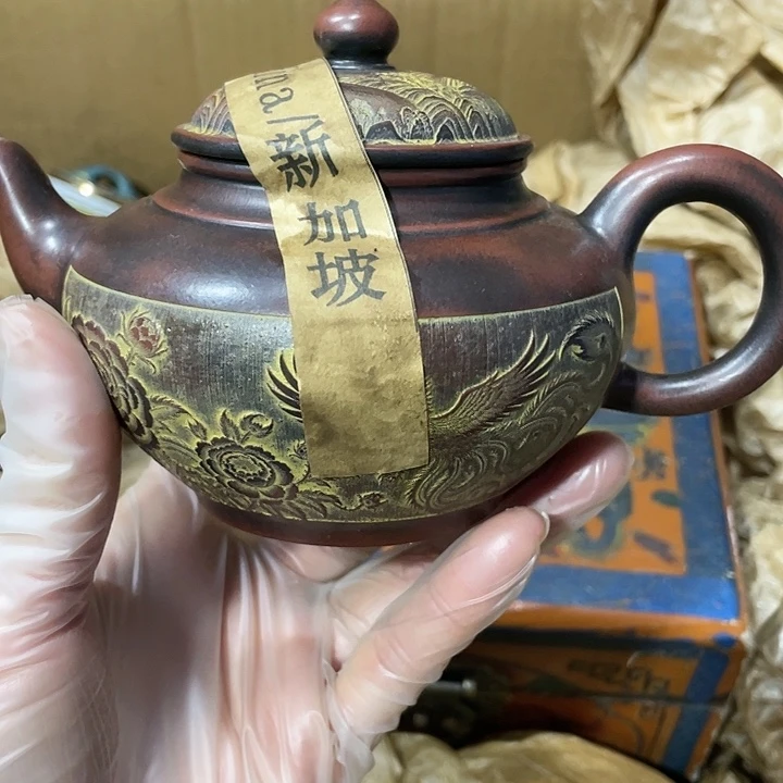 紫砂茶壶，原矿泥料，手工制作的一把紫砂壶。