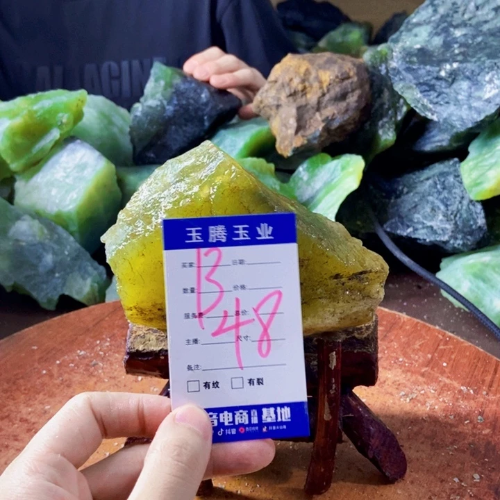 发***哥未镶嵌蛇纹石玉岫玉原石