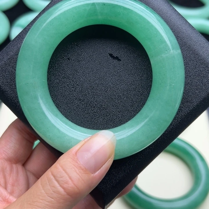 石英岩玉未镶嵌手镯