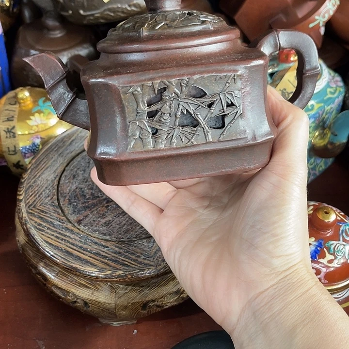 茶壶红泥原矿泥料手工制作的一把紫砂壶。