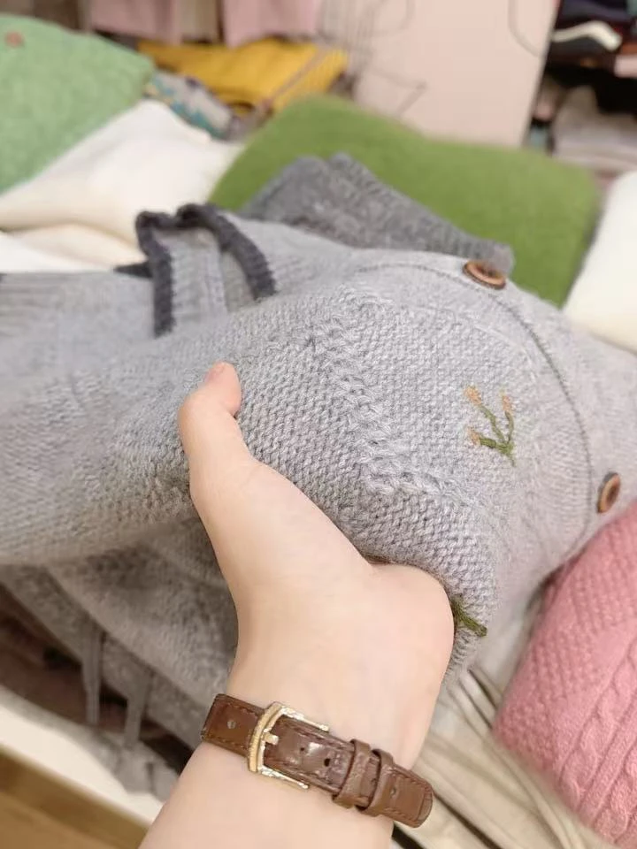 七言家巨好看！ #浅灰菱格刺绣花朵软糯毛衣开衫037