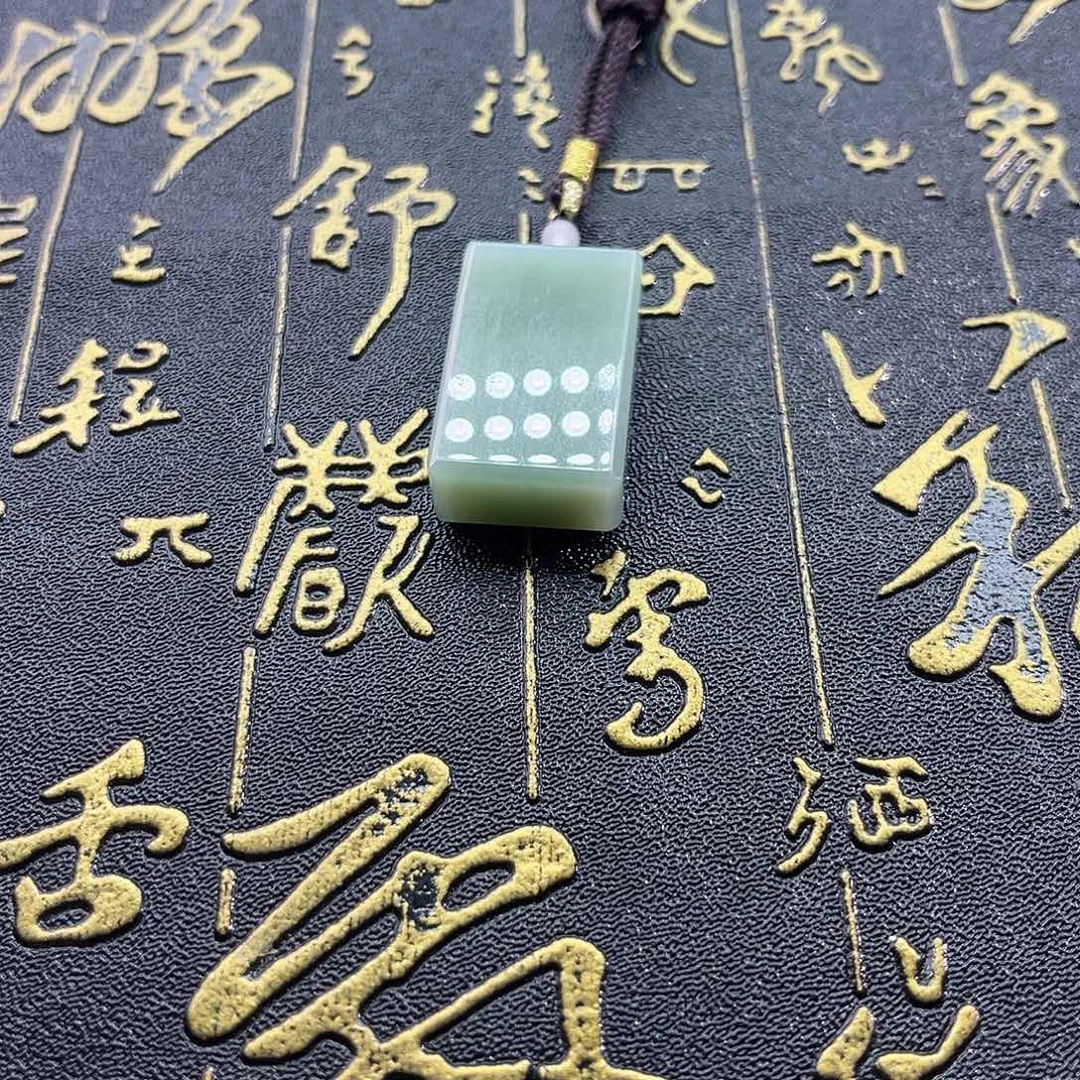 和田玉未镶嵌颈饰俄碧-粉青-无事牌