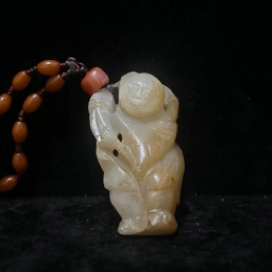 明代和田玉雕持莲童子