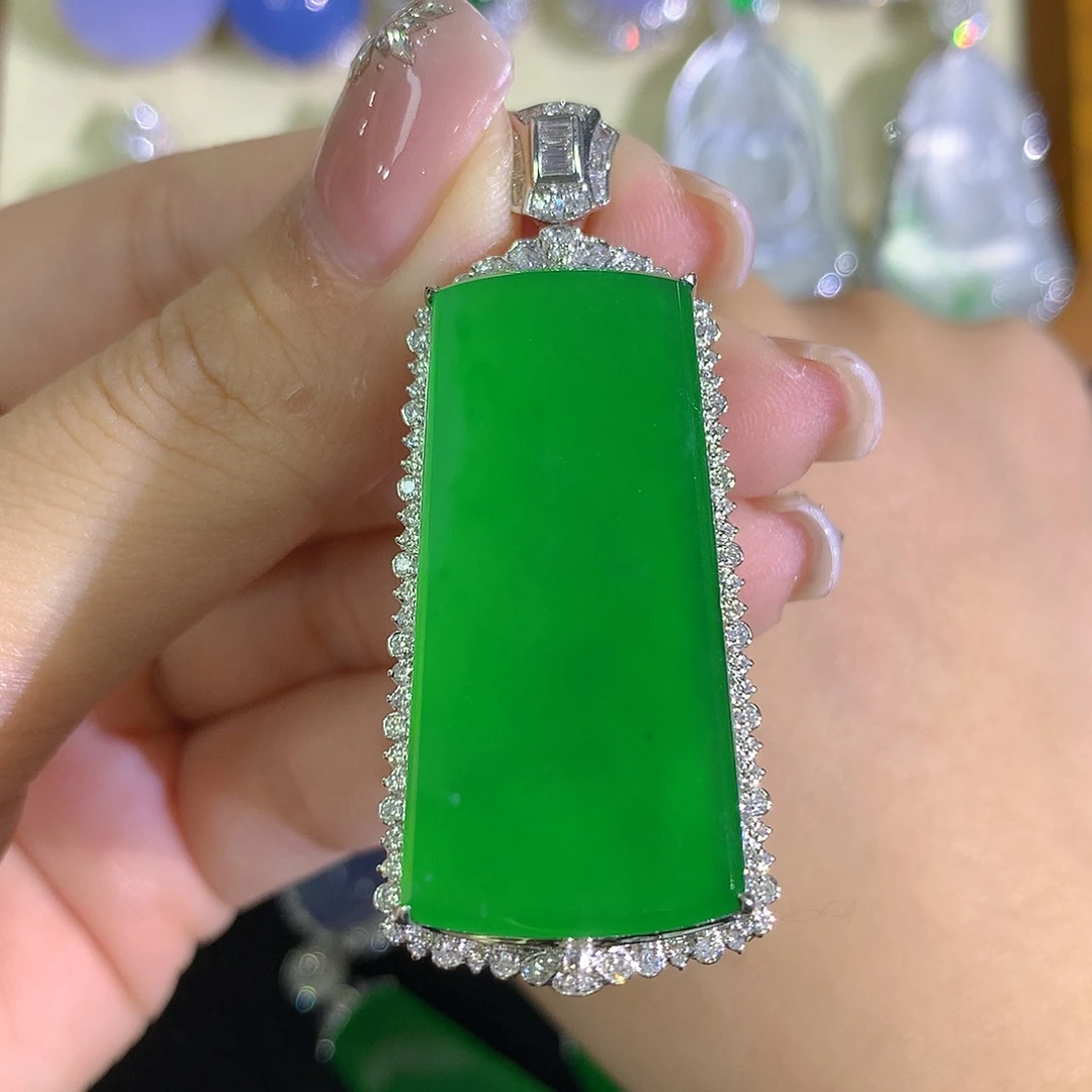 翡翠18K金镶嵌颈饰无事牌