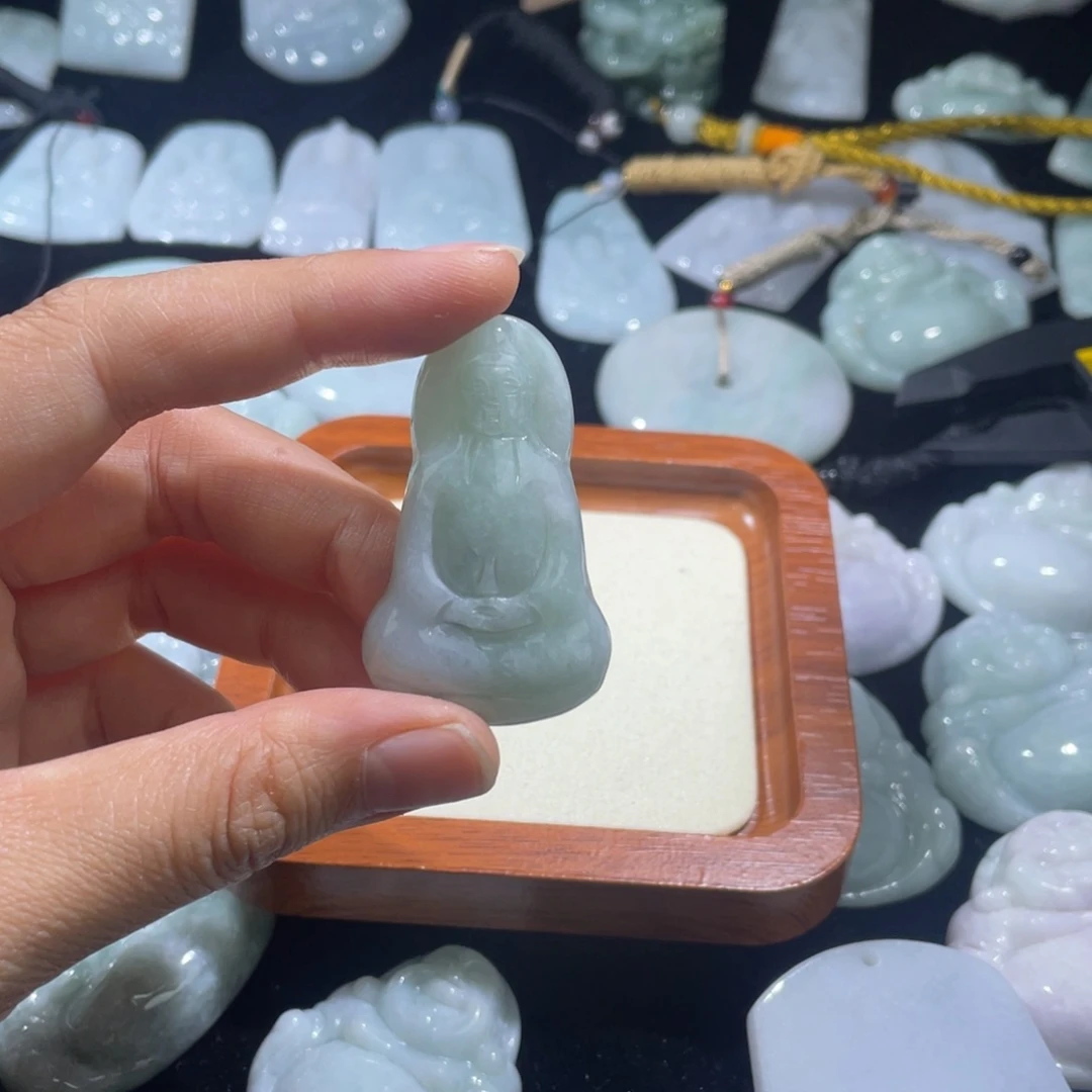 翡翠未镶嵌颈饰观音