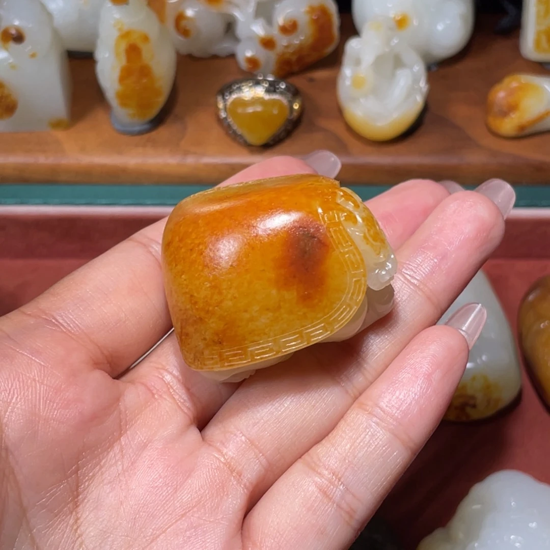 颈饰未镶嵌和田玉（糖玉）