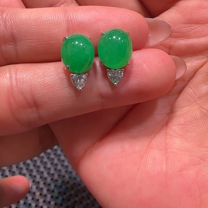 翡翠18K金镶嵌颈饰L蛋面