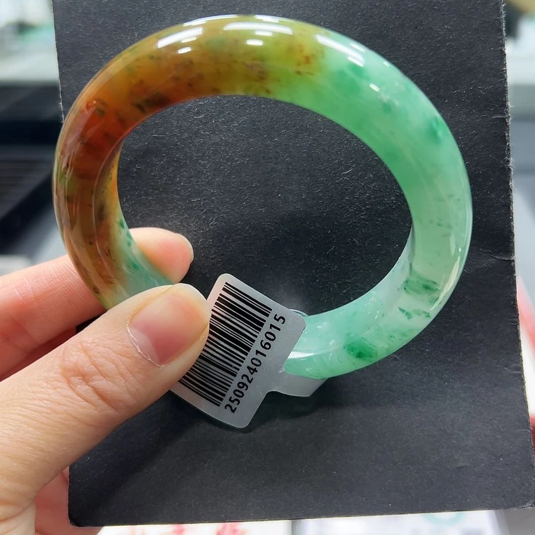 缘***去石英质玉（非洲翠）未镶嵌手镯