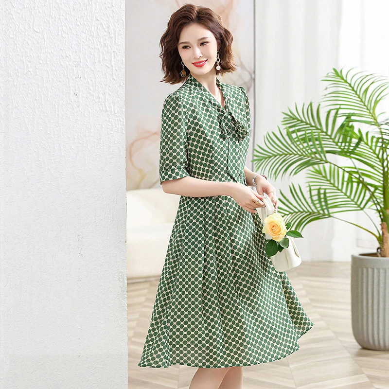 妈妈夏装短袖洋气连衣裙阔太太减龄时尚V领裙子40岁50中老年女装