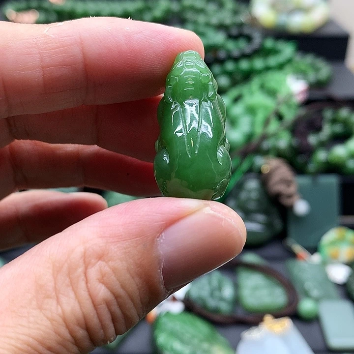 颈饰未镶嵌和田玉（碧玉）
