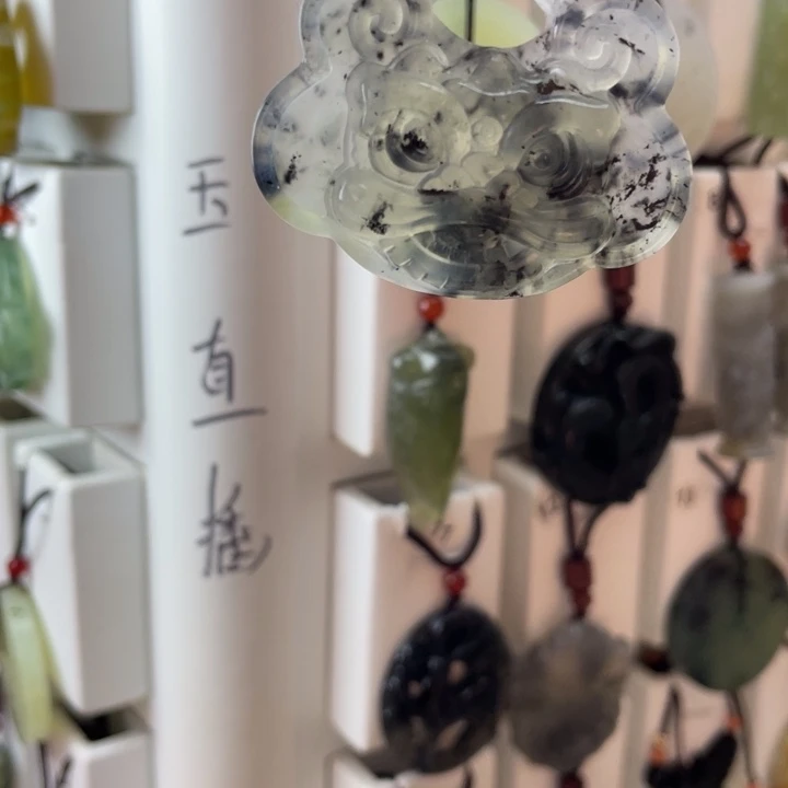 蛇纹石玉颈饰合金鑫****?