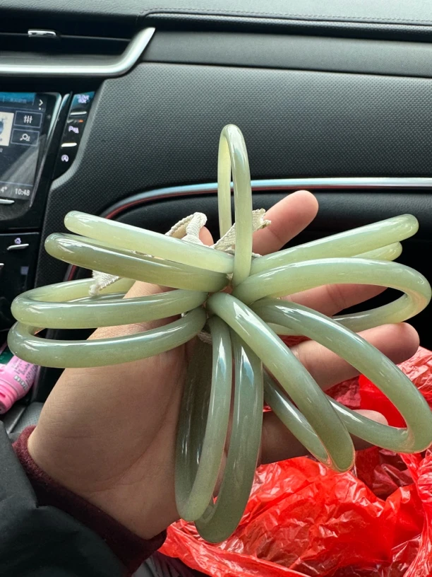 和田玉福利场手镯专拍（多样性发货，图片仅供参考）
