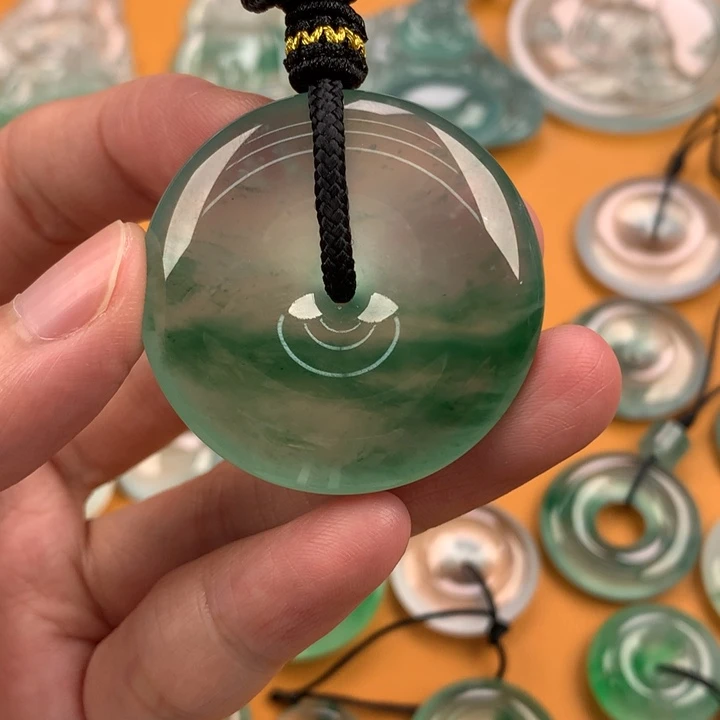 翡翠未镶嵌颈饰……