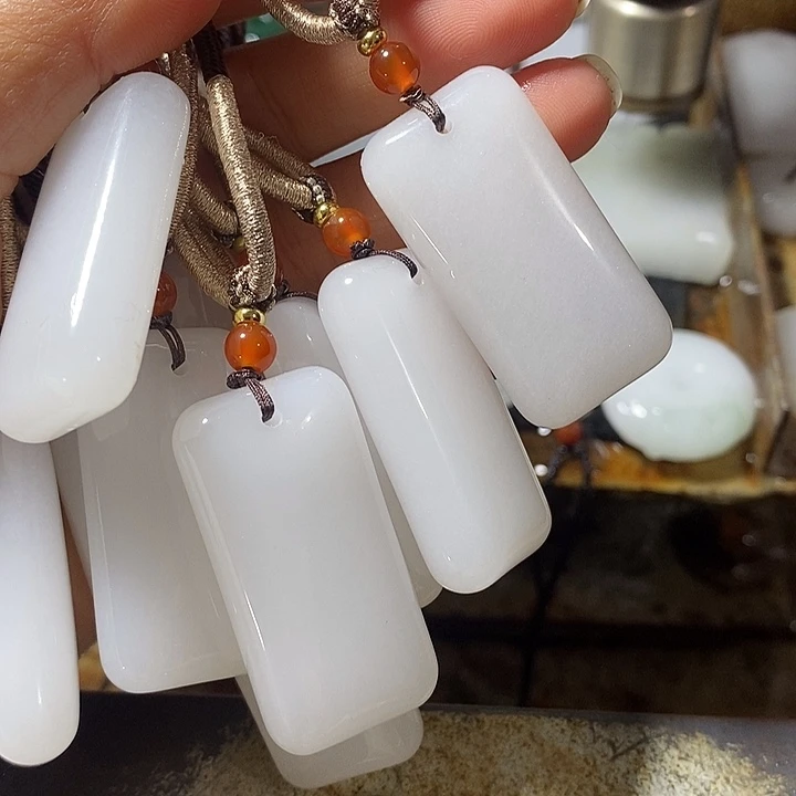 石英质玉未镶嵌颈饰