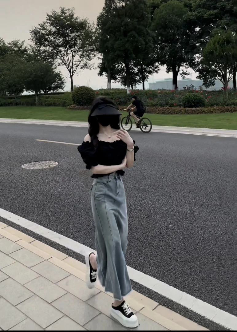 高腰显瘦浅色牛仔裙复古毛边设计中长款半身裙黑色上衣套装